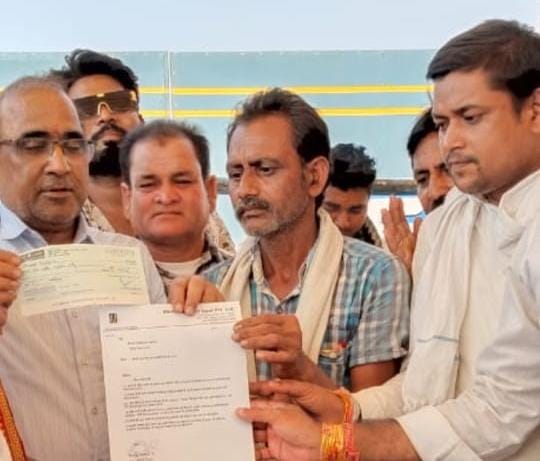 CG NEWS :घायल मजदूर को मिला 6 लाख मुआवजा और पेंशन का अधिकार