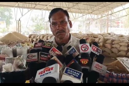 CG: किसानों को नहीं मिल रही सुविधा, बोरे के ऊपर कर रहे आराम, पानी भी नही