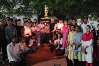 CG NEWS : विश्वविद्यालय परिवार ने निकाला कैंडल मार्च, आतंकी हमले में शहीदों को दी श्रद्धांजलि