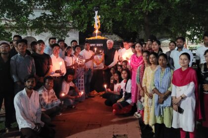 CG NEWS : विश्वविद्यालय परिवार ने निकाला कैंडल मार्च, आतंकी हमले में शहीदों को दी श्रद्धांजलि