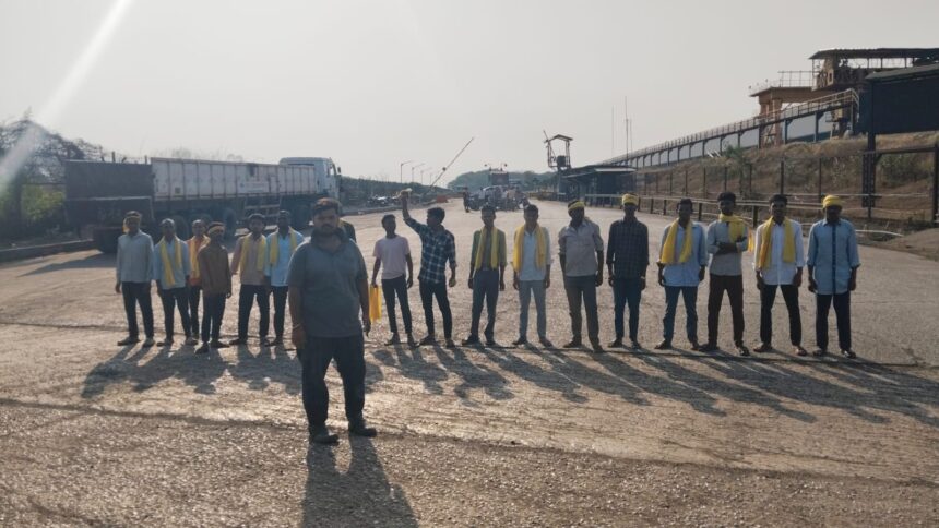 CG NEWS : जिंदल स्टील एंड पावर लिमिटेड के एमएलएन गेट पर भारतीय जनता मजदूर ट्रेड यूनियन का धरना प्रदर्शन