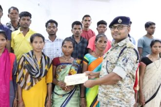 Chhattisgarh : बस्तर में लाल आतंक को झटका; 28.5 लाख के इनामी 14 सहित 24 माओवादियों ने किया सरेंडर 