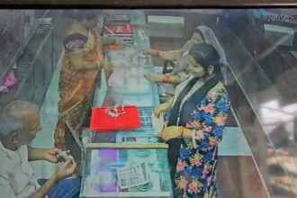 RAIPUR VIDEO : ज्वेलरी शॉप में धोखाधड़ी, नकली सोने के बदले असली गहना और कैश लेकर फरार हुईं दो महिलाएं, सामने आया वीडियो