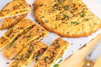 Garlic Bread Recipe : अब घर पर भी बनाइए स्वादिष्ट गार्लिक ब्रेड, वो भी बिना ओवन के