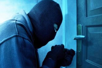 CG NEWS : रेलवे आरक्षण केंद्र में नकाबपोश चोर ने मचाया उत्पात, CCTV घुमाकर उड़ाए नकद