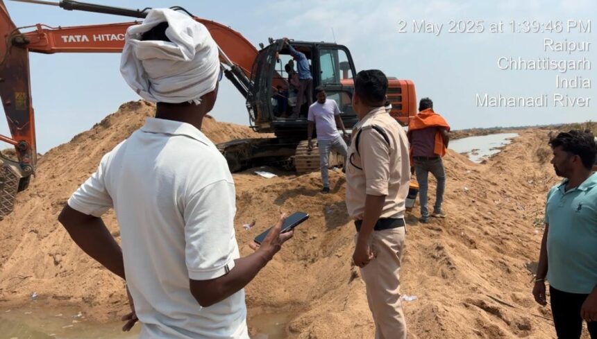 Mahasamund : अवैध रेत उत्खनन के मामले में एक्शन मोड में खनिज विभाग, चिंगरौद में हाईवा और माउंटेन मशीन जब्त