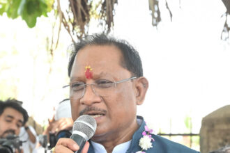 Chhattisgarh : अचानक बेमेतरा के सहसपुर पहुंचे CM साय, बोले- मैं आप लोगों की दुख-तकलीफ जानने आया हूँ, ग्रामीणों से लिया सीधा फीडबैक