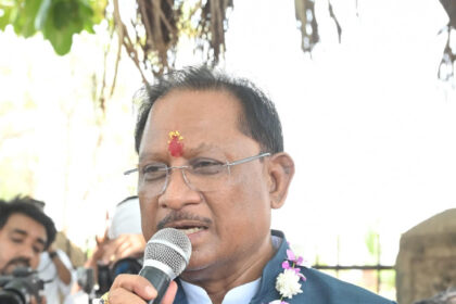 Chhattisgarh : अचानक बेमेतरा के सहसपुर पहुंचे CM साय, बोले- मैं आप लोगों की दुख-तकलीफ जानने आया हूँ, ग्रामीणों से लिया सीधा फीडबैक