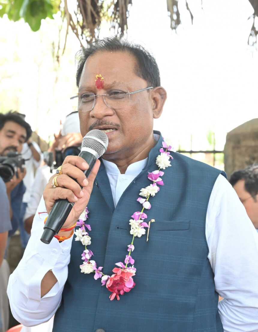 Chhattisgarh : अचानक बेमेतरा के सहसपुर पहुंचे CM साय, बोले- मैं आप लोगों की दुख-तकलीफ जानने आया हूँ, ग्रामीणों से लिया सीधा फीडबैक