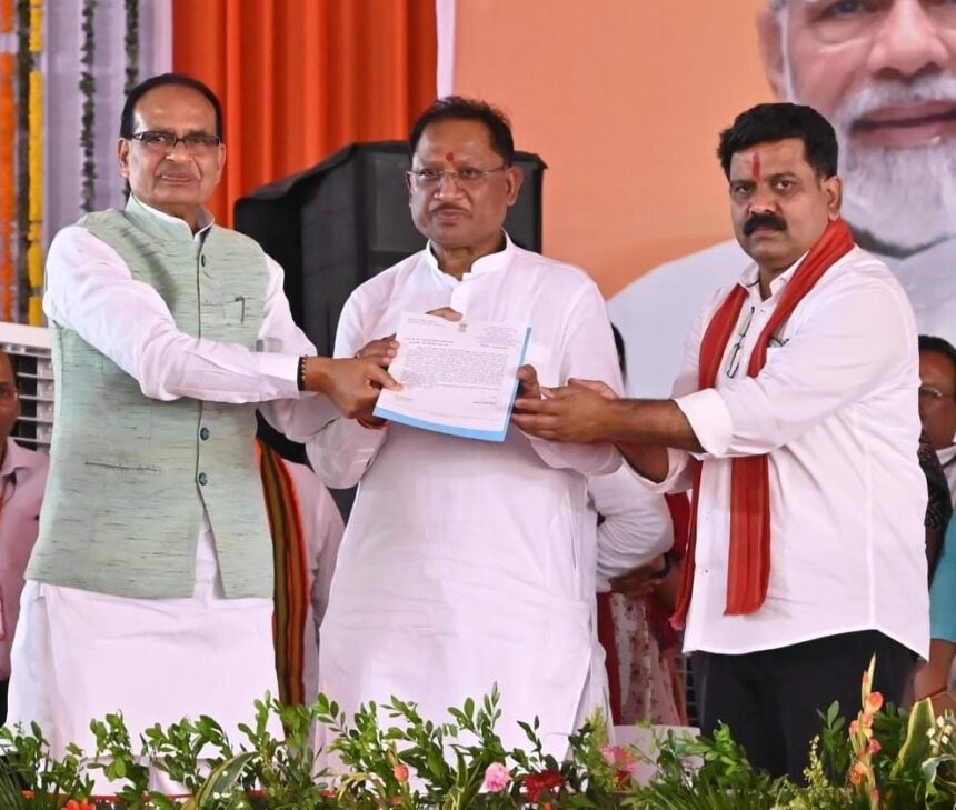 Chhattisgarh : अब कोई गरीब कच्चे मकान में नहीं रहेगा, सबके बनेंगे पक्के मकान : केंद्रीय मंत्री चौहान ने मुख्यमंत्री को सौंपा 3 लाख 700 पीएम आवासों का स्वीकृति पत्र