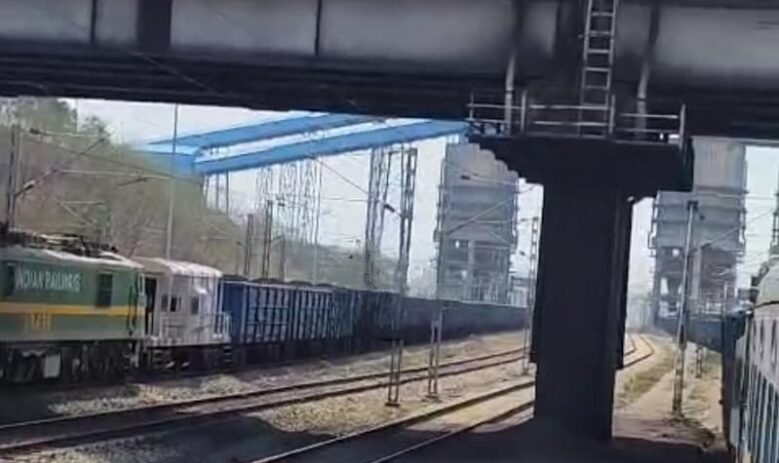 CG NEWS : सिग्नल से मेमू ट्रेन कोयला साइडिंग में घुसी, स्टेशन मास्टर सहित दो अधिकारियों पर निलंबन की कार्रवाई