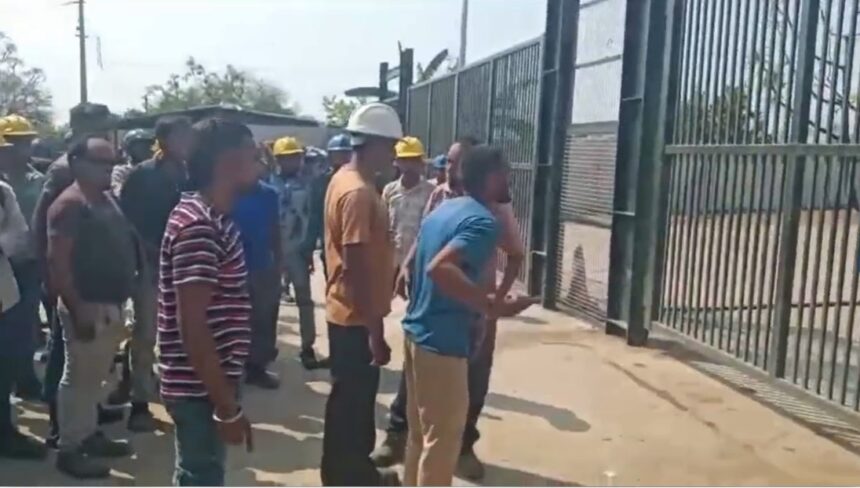 CG NEWS : आरकेएम पावर प्लांट के मजदूरों का धरना प्रदर्शन शुरू, 12 घंटे की ड्यूटी घटाकर 8 घंटे करने की मांग
