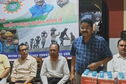 CG NEWS : इंटक का सम्मान समारोह, श्रमिकों को साड़ी, गमछा व पानी बोतल वितरित