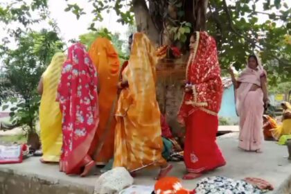 Vat Savitri 2025 : वट सावित्री के अवसर पर महिलाओं ने पति के लंबी उम्र के लिए रखे व्रत, विधि-विधान से की पूजा अर्चना, वट वृक्ष के 108 फेरे लगाकर अखण्ड सुहाग का माँगा वरदान