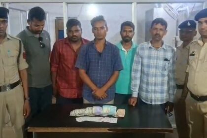 CG : ताश पत्ते खेल रहे 5 बदमाशों को पुलिस ने किया गिरफ्तार, 43 हजार से ज्यादा की नकदी जब्त