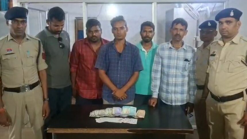 CG : ताश पत्ते खेल रहे 5 बदमाशों को पुलिस ने किया गिरफ्तार, 43 हजार से ज्यादा की नकदी जब्त
