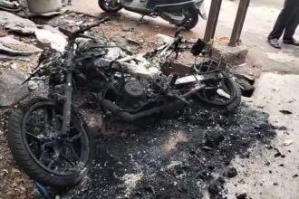 Raipur Breaking : राजधानी में बदमाशों के हौसले बुलंद...खड़ी बाइक को किया आग के हवाले