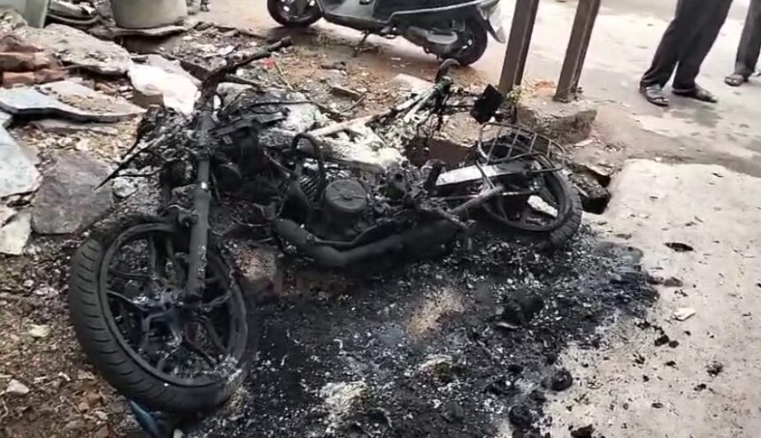 Raipur Breaking : राजधानी में बदमाशों के हौसले बुलंद...खड़ी बाइक को किया आग के हवाले