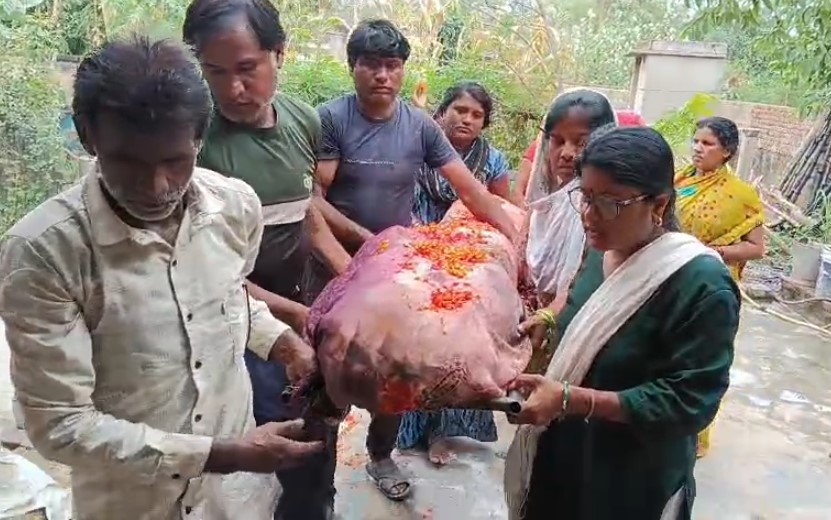 CG : बेटियों ने बदली समाज की सोच, मां को दिया कंधा, निभाईं अंतिम रस्में