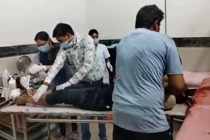 CG BREAKING: लाइन चालू थी या सिस्टम फेल? ट्रांसफार्मर पर चढ़े युवक को लगा करंट, हालत गंभीर