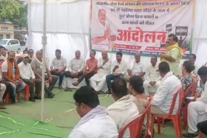 CG : चिलचिलाती धुप मे आंदोलन ! जांजगीर चांम्पा में ओवरब्रिज की मांग को लेकर विधायक व्यास कश्यप समर्थको के साथ बैठे अनिश्चितकालीन हड़ताल पर