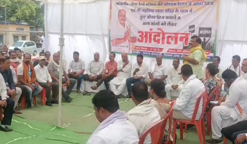 CG : चिलचिलाती धुप मे आंदोलन ! जांजगीर चांम्पा में ओवरब्रिज की मांग को लेकर विधायक व्यास कश्यप समर्थको के साथ बैठे अनिश्चितकालीन हड़ताल पर