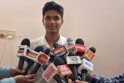 CGBSE Result 2025 : 10वी के आठवां रैंक के बाद टॉप करने का सोचा, और बारहवीं में रच दिया इतिहास, अखिल सेन ने खुद बताई अपनी कहानी सुनिए