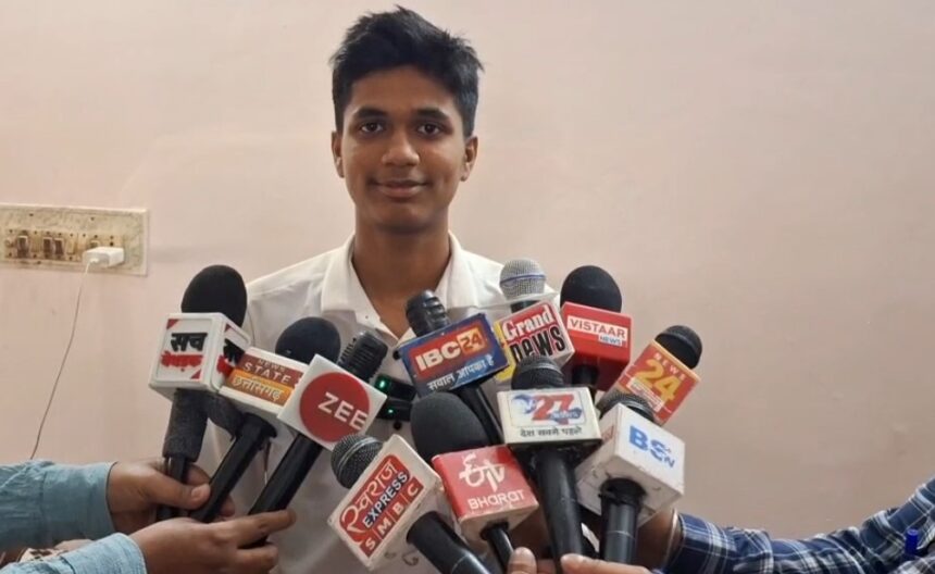 CGBSE Result 2025 : 10वी के आठवां रैंक के बाद टॉप करने का सोचा, और बारहवीं में रच दिया इतिहास, अखिल सेन ने खुद बताई अपनी कहानी सुनिए