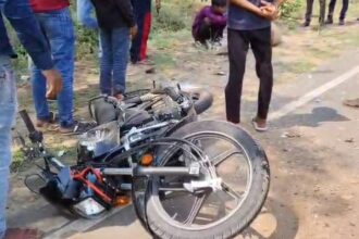 CG: प्रदूषण जांच वाहन को देख भाग रहे मोटरसाकिल चालक की वैन से हुई भिड़ंत, मोटरसाइकल चालक गंभीर रूप से घायल