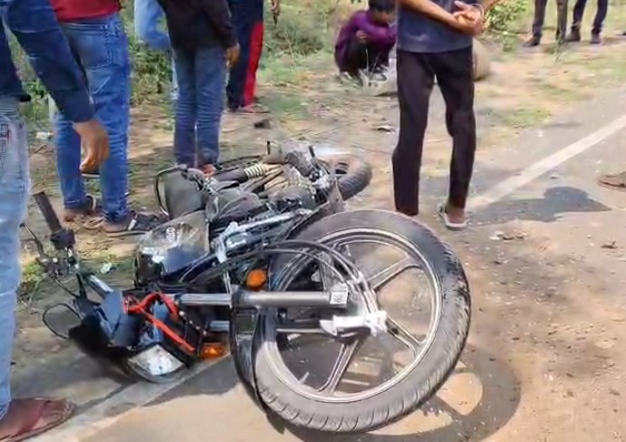 CG: प्रदूषण जांच वाहन को देख भाग रहे मोटरसाकिल चालक की वैन से हुई भिड़ंत, मोटरसाइकल चालक गंभीर रूप से घायल