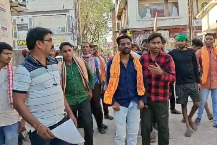 CG : मिड़मिड़ा गांव में बार-बार बिजली लाइन टूटने से ग्रामीण परेशान, सरपंच ने सौंपा ज्ञापन