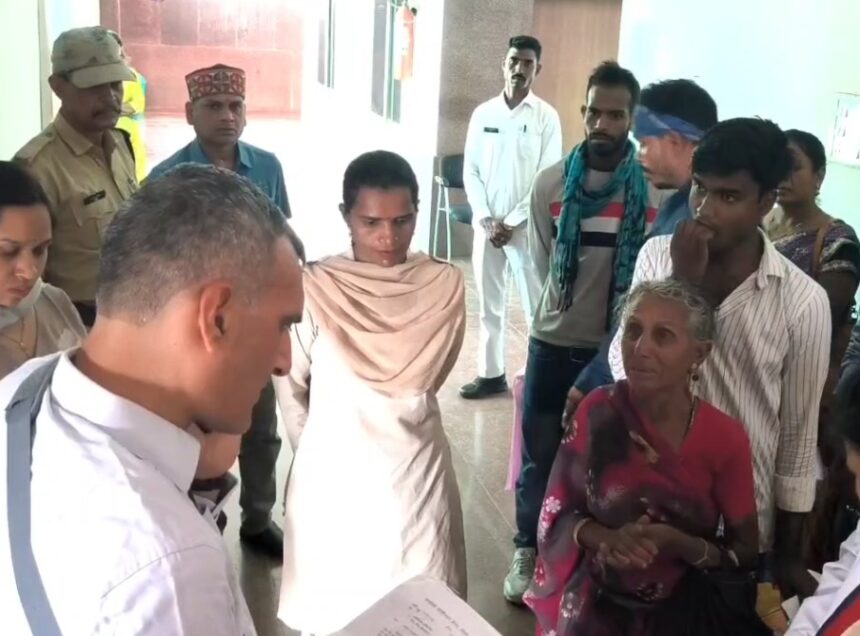 CG : रोते -बिलखते खेत पर कब्जे की शिकायत लेकर पहुंची बुजुर्ग महिला, कलेक्टर ने दिए तत्काल कार्रवाई के निर्देश