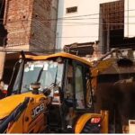 CG: पुराने बस स्टैंड में निगम की सख्ती, अवैध दुकानों पर चलाया बुल्डोजर, मचा हड़कंप