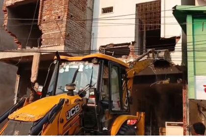 CG: पुराने बस स्टैंड में निगम की सख्ती, अवैध दुकानों पर चलाया बुल्डोजर, मचा हड़कंप
