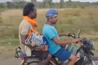 CG : हृदयविदारक घटना, शव वाहन के अभाव में पिता को बाइक पर ले जाना पड़ा बच्चे का शव, वायरल वीडियो ने खोली व्यवस्था की पोल