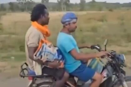 CG : हृदयविदारक घटना, शव वाहन के अभाव में पिता को बाइक पर ले जाना पड़ा बच्चे का शव, वायरल वीडियो ने खोली व्यवस्था की पोल