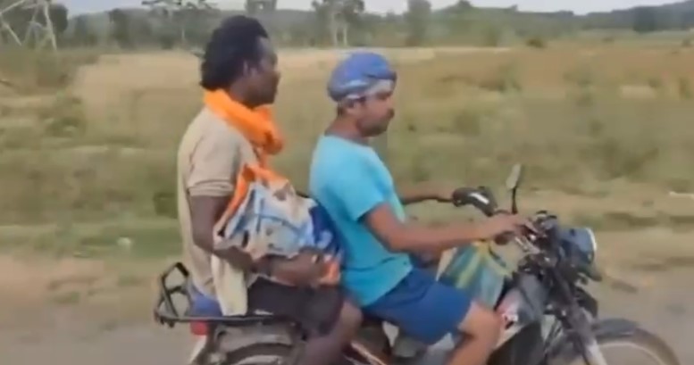 CG : हृदयविदारक घटना, शव वाहन के अभाव में पिता को बाइक पर ले जाना पड़ा बच्चे का शव, वायरल वीडियो ने खोली व्यवस्था की पोल