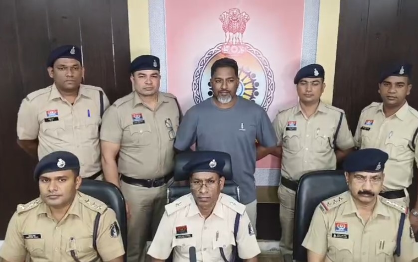 CG : NDPS और हथियार केस में एक और गिरफ्तारी, सफारी में सफर करता था जुर्म, हथियारों और नशे के साथ शातिर शीबू गिरफ्तार!