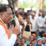 CG: कनकबीरा में गुलमोहर पेड़ के नीचे लगी मुख्यमंत्री की चौपाल, 85 वर्षीय भागीरथी साहू को भेंट किया अपना साफा