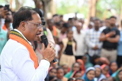 CG: कनकबीरा में गुलमोहर पेड़ के नीचे लगी मुख्यमंत्री की चौपाल, 85 वर्षीय भागीरथी साहू को भेंट किया अपना साफा