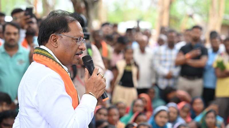 CG: कनकबीरा में गुलमोहर पेड़ के नीचे लगी मुख्यमंत्री की चौपाल, 85 वर्षीय भागीरथी साहू को भेंट किया अपना साफा
