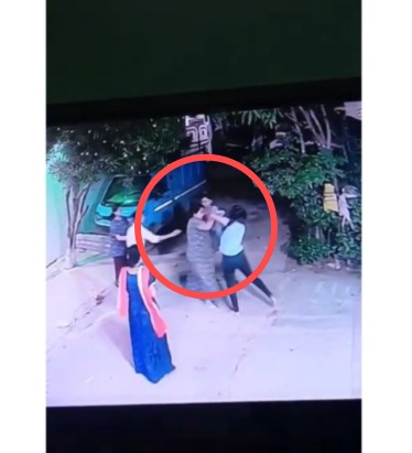 CG VIDEO : गाड़ी खड़ी करने को लेकर दो महिलाओं के बीच मारपीट, वीडियो सोशल मीडिया में हो रहा वायरल