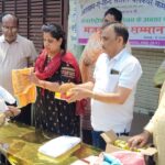 RAIPUR : अंतर्राष्ट्रीय मज़दूर दिवस पर संस्था अवाम ए हिन्द ने कामगार महिला और पुरुष मज़दूरों को गमछा, प्रोत्साहन राशि व मिठाई देकर किया सम्मानित 