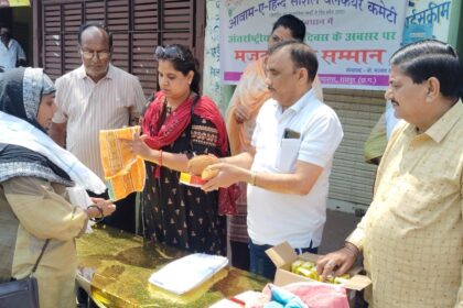 RAIPUR : अंतर्राष्ट्रीय मज़दूर दिवस पर संस्था अवाम ए हिन्द ने कामगार महिला और पुरुष मज़दूरों को गमछा, प्रोत्साहन राशि व मिठाई देकर किया सम्मानित 