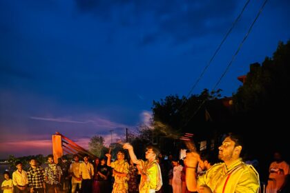 Raipur News: खारुन गंगा महाआरती आंधी-तूफान और बारिश के बीच भी नहीं रुकी श्रद्धा, मोबाइल की रोशनी में हुआ दिव्य आयोजन