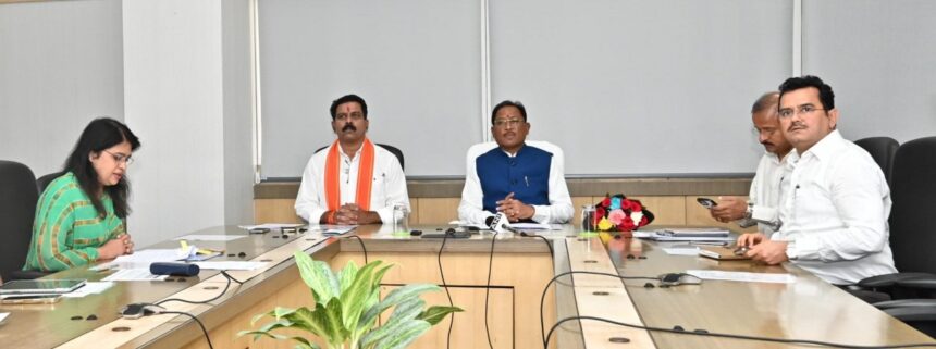 Chhattisgarh : सीएम विष्णु देव साय ने आत्मसमर्पित नक्सलियों और नक्सल हिंसा से पीड़ित 2500 परिवारों को जारी की प्रधानमंत्री आवास योजना की पहली किस्त