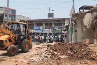 CG NEWS : कांग्रेस भवन नवनिर्माण के लिए तोड़फोड़ शुरू, व्यपारियों का स्टे हुआ खारिज