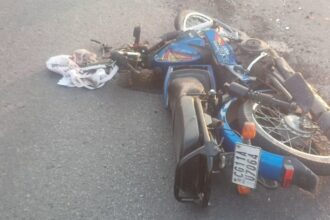 CG ACCIDENT : तेज रफ्तार ट्रेलर ने बाइक सवार को कुचला, एक ही परिवार की तीन लोगों की दर्दनाक मौत 