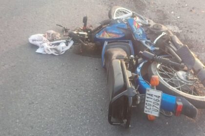 CG ACCIDENT : तेज रफ्तार ट्रेलर ने बाइक सवार को कुचला, एक ही परिवार की तीन लोगों की दर्दनाक मौत 