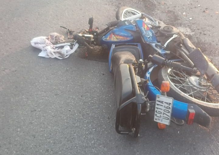 CG ACCIDENT : तेज रफ्तार ट्रेलर ने बाइक सवार को कुचला, एक ही परिवार की तीन लोगों की दर्दनाक मौत 